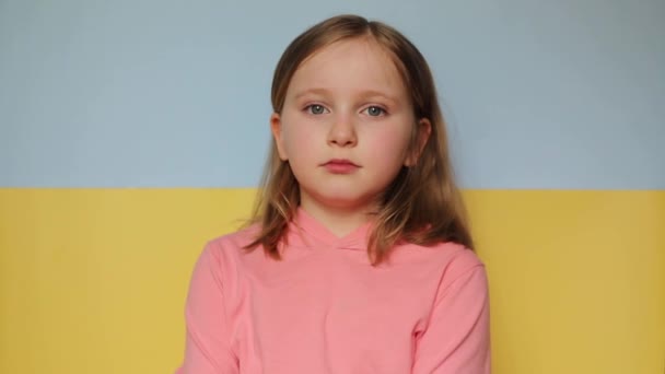 Ukrayna Savaş Yok Savaşı Durdurun Küçük Bir Kız Ellerini Ukrayna — Stok video