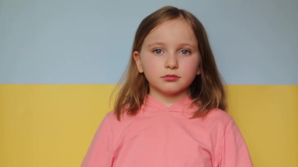 Uma Menina Mostra Sinal Nenhuma Guerra Fundo Bandeira Ucraniana Parar — Vídeo de Stock
