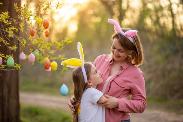 Bela Feliz Mãe Filha Orelhas Coelho Decorar Árvore Com Ovos — Fotografia de Stock