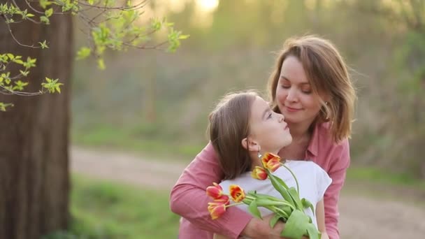 Moeder knuffels en kussen dochter — Stockvideo