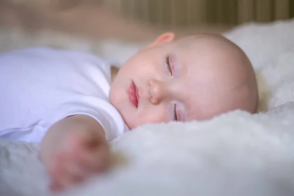 Małe Dziecko Śpi Łóżku Śnieżnobiały — Zdjęcie stockowe