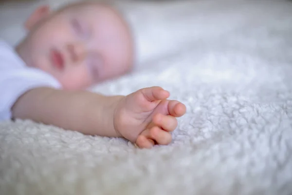Mała Dłoń Śpiącego Dziecka Białym Kocu — Zdjęcie stockowe