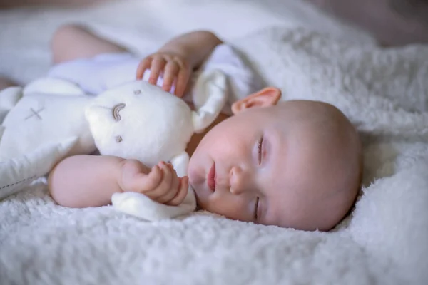 Dziecko Śpi Łóżku Trzymając Pluszowego Misia — Zdjęcie stockowe