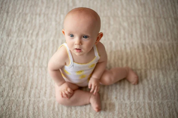 可爱的快乐小女孩坐在毛茸茸的地毯上在家里 — 图库照片