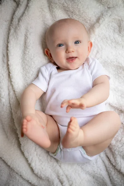 Słodkie Małe Dziecko Leży Białym Kocu — Zdjęcie stockowe