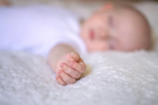Mała Dłoń Śpiącego Dziecka Białym Kocu Ukierunkowanie Selektywne — Zdjęcie stockowe
