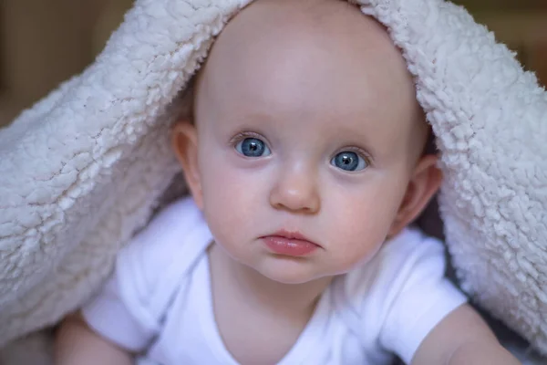Lachende Baby Kijkend Naar Camera Onder Een Witte Deken Handdoek — Stockfoto