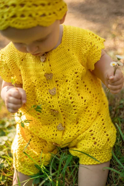 Little Cute Happy Baby Girl Sitting Green Grass Sunny Summer — Stok fotoğraf
