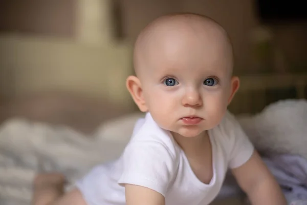 Małe Słodkie Dziecko Siedzi Łóżku Białym Kocu — Zdjęcie stockowe