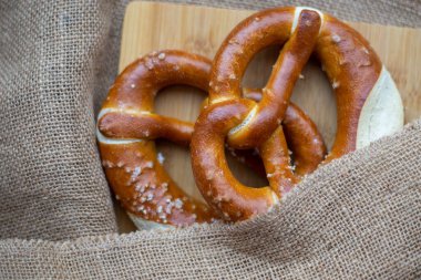 Masada çuval bezi üzerine Bavyera tuzlu krakeri yakın plan..