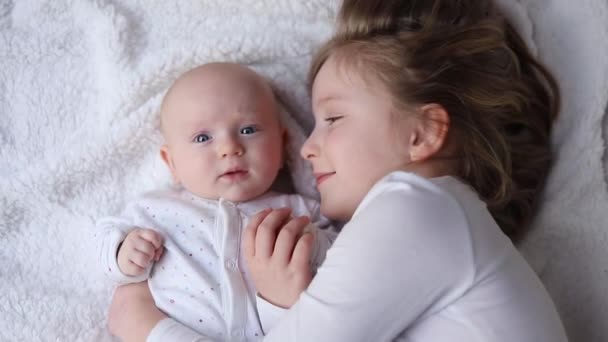 Crianças Felizes Criança Irmã Mais Velha Abraçando Casa Cobertor Branco — Vídeo de Stock