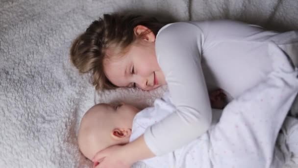 Crianças Felizes Criança Irmã Mais Velha Abraçando Casa Cobertor Branco — Vídeo de Stock