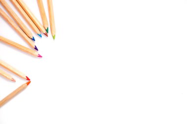 Beyaz arka planda izole edilmiş renkli kalemler. Yaklaş. Boşluğu kopyala