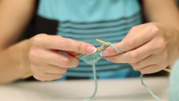 Womens Hands Knit Knitting Needles Woolen Cotton Threads Hobbies Needlework — Vídeos de Stock