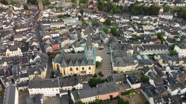 Аэрофотосъемка Высоты Птичьего Полета Видом Типичный Маленький Городок Германии Собором — стоковое видео