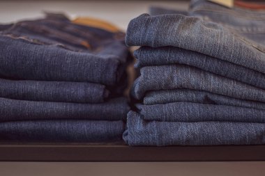 Mağaza satış arka planı teması. Giysiler mağazada askıda.