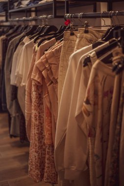 Modern bir mağazada elbise askısı..
