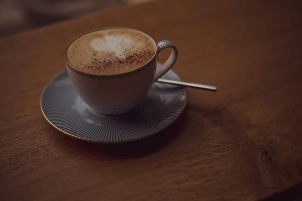 Чашка Кофе Рисунком Сердца Чашке Блюдце Деревянном Фоне Кафе — стоковое фото