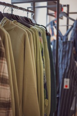 Modern bir mağazada elbise askısı..