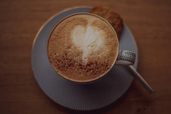 Чашка Кофе Рисунком Сердца Чашке Блюдце Деревянном Фоне Кафе Вид — стоковое фото