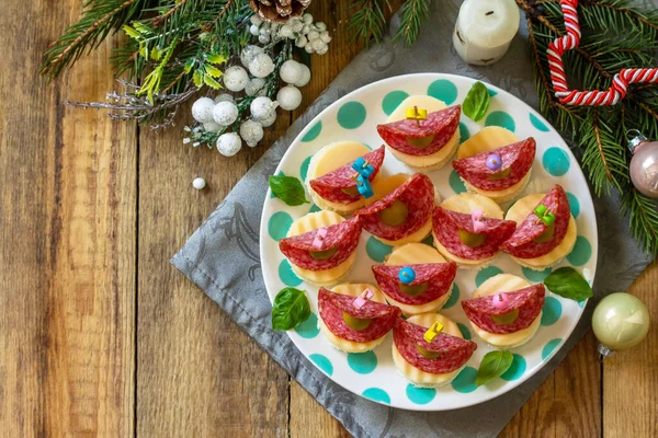 크리스마스 식탁에 원숭이의 간식이야 살라미 올리브를 곁들인 유인원입니다 위에서 내려다 — 스톡 사진