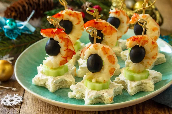 크리스마스 식탁에 원숭이의 간식이야 새우를 곁들인 유인원 — 스톡 사진