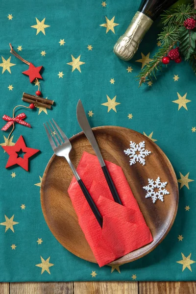 Tischdekoration Für Das Weihnachtsessen Feiertagskomposition Tischgabel Und Messer Mit Roter — Stockfoto