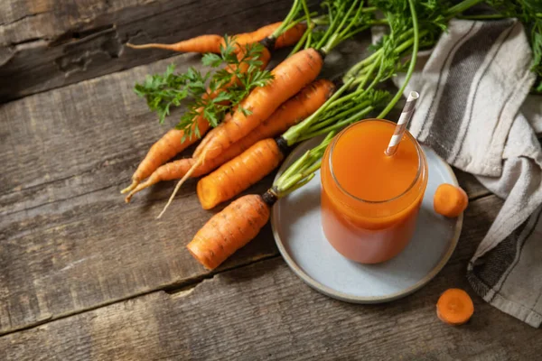 Frischer Natürlicher Saft Gesundes Ernährungskonzept Glasgefäß Mit Frischem Karottensaft Auf — Stockfoto