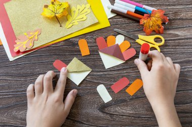 Talimat adım 10. Şükran Günü el işi kitap ayracı hindi kağıdı ahşap bir masada. Çocuk sanat projesi, el yapımı, çocuklar için el işi..