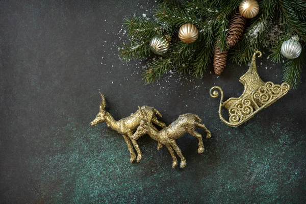 Vánoční Nebo Novoroční Dispozice Větví Jedle Vánoční Ozdobou Tmavozeleném Kamenném — Stock fotografie