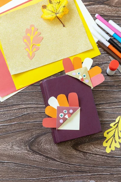Thanksgiving Bastellesezeichen Truthahnpapier Auf Einem Holztisch Kopierraum Kinder Kunstprojekt Handgemacht — Stockfoto