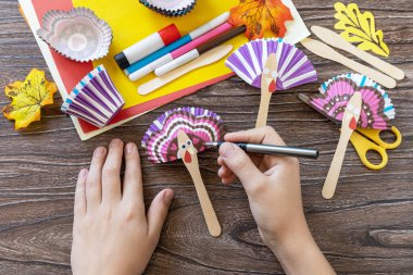 Talimatlar, yedinci adım. Şükran Günü oyuncağı plastik kuklalar hindi ahşap masada. El yapımı. Çocukların yaratıcılığı projesi, el işleri, çocuklar için el sanatları..