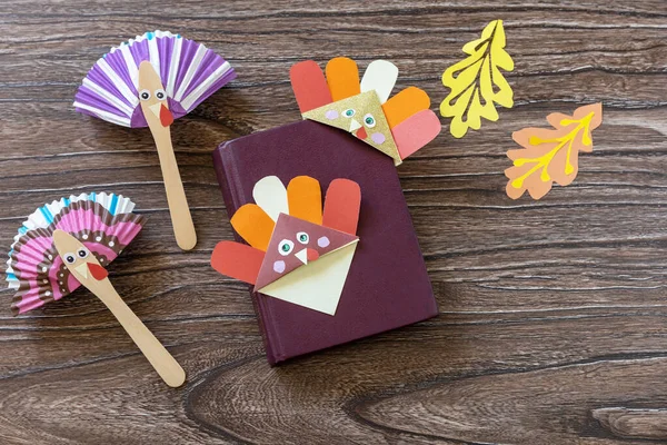 Şükran Günü el işi kitap ayracı hindi kağıdı ve oyuncak kukla hindisi. Çocuk sanat projesi, el yapımı, çocuklar için el işi. Boşluğu kopyala.