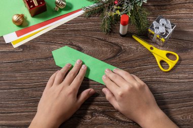 Talimat adım 4. Noel tebrik kartı hediye origami mumu ahşap masada. Çocuk sanat projesi, el yapımı, çocuklar için el işi..