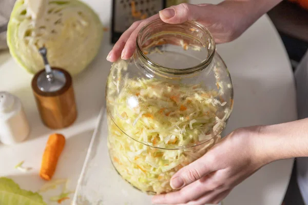 Thuis Blijven Koken Sauerkraut Blik Met Wortelen Keuken Gefermenteerd Voedsel — Stockfoto