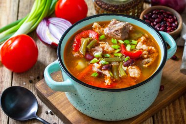 Geleneksel İngiliz çorbası biftek, fasulye ve sebzeler ahşap bir masada. Sıcak yemek ya da öğle yemeği. 