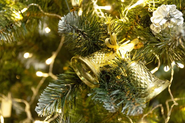 Großaufnahme Der Dekoration Weihnachtsbaum Bokeh Girlanden Hintergrund Licht Urlaub — Stockfoto