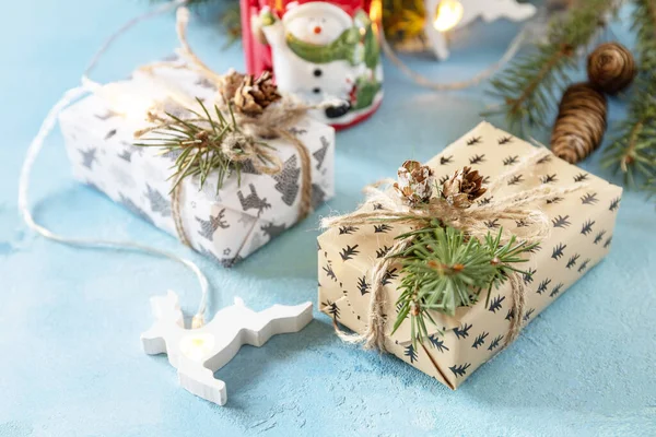 Weihnachtliches Konzept Wintertanne Mit Geschenkbox Weihnachtsbeleuchtung Und Dekor Auf Blauem — Stockfoto