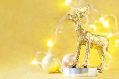 Noel büyüsü. Noel geyiği altın rengi palet, tebrik kartın için altın bir arka planda dekor var. Boşluğu kopyala.