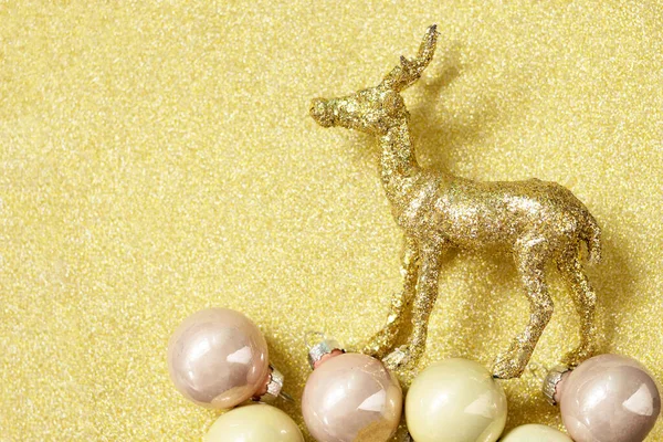 クリスマスの魔法 グリーティングカードの金の背景に装飾が施されたクリスマス鹿の金のカラーパレット トップビューのフラットレイアウト スペースのコピー — ストック写真