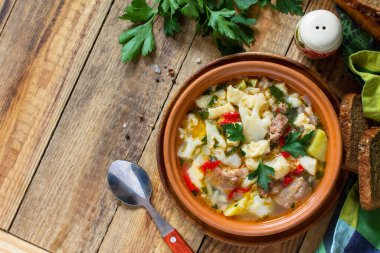 Geleneksel Macar çorbası, ahşap bir masada sığır eti, sebze ve hamur tatlısı. Sıcak yemek ya da öğle yemeği. Düz yerde, üst tarafta. Boşluğu kopyala.