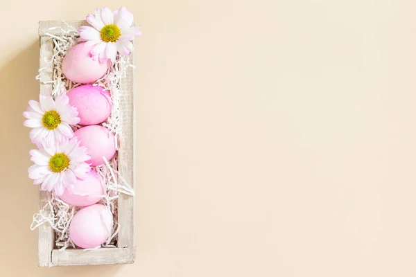 Minimalna Koncepcja Wielkanocy Pisanki Malowane Różowe Jajka Modnym Pastelowym Tle — Zdjęcie stockowe