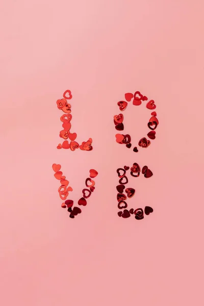 Valentines Láska Svatební Koncept Písmena Láska Červená Srdce Růžovém Pozadí — Stock fotografie
