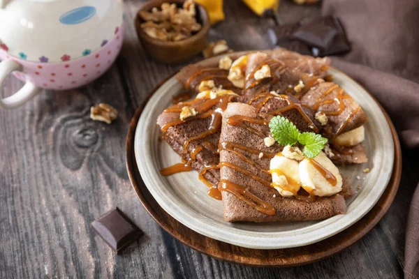 케잌의 축하하는 날입니다 맛있는 집에서 초콜릿 크레이프에는 견과류 캐러멜 바나나가 — 스톡 사진