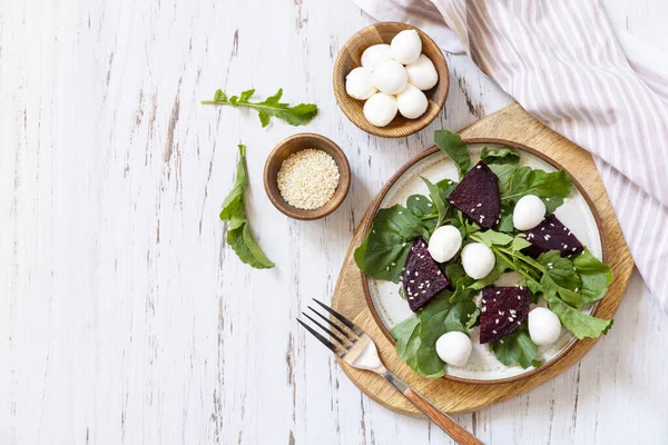 건강에 다이어트 샐러드에는 시금치 모차렐라 비나이 그레트가 칼로리를 섭취하는 위에서 — 스톡 사진