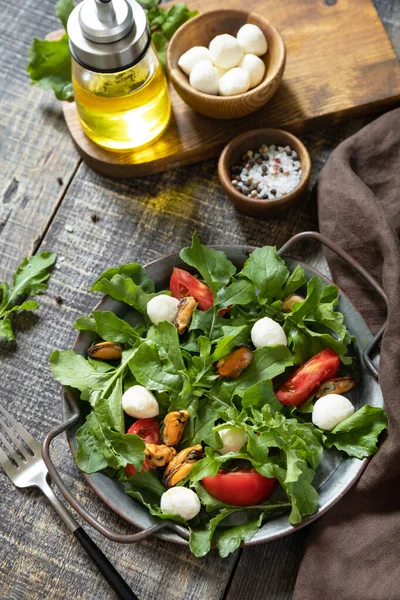 Ensalada Dietética Saludable Con Rúcula Mozzarella Mejillones Aderezo Vinagreta Una — Foto de Stock