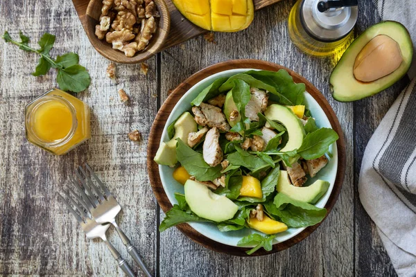Gezond Dieet Salade Met Kalkoen Grill Arugula Mango Avocado Vinaigrette — Stockfoto