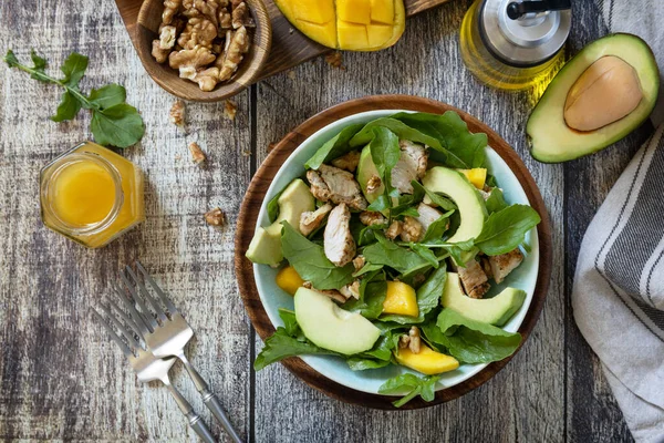 Salada Dieta Saudável Com Peru Grelha Arugula Manga Abacate Vinagrete — Fotografia de Stock