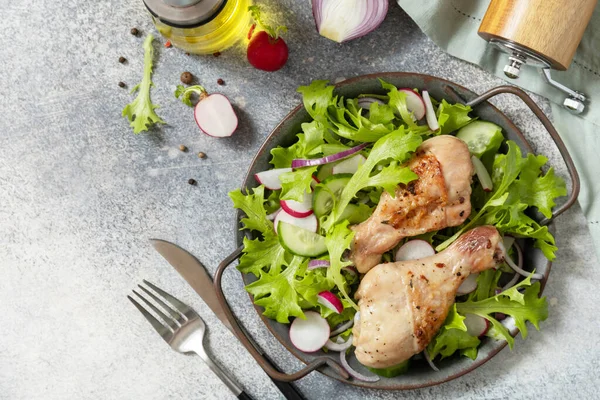 Здоровое Чистое Питание Мясо Свежим Салатом Запеченные Куриные Барабанные Палочки — стоковое фото