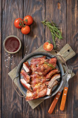 BBQ ızgara dana eti, pirzola ve pirzola. Kırsal ahşap masanın üzerinde. Üst manzara, düz uzanma. 